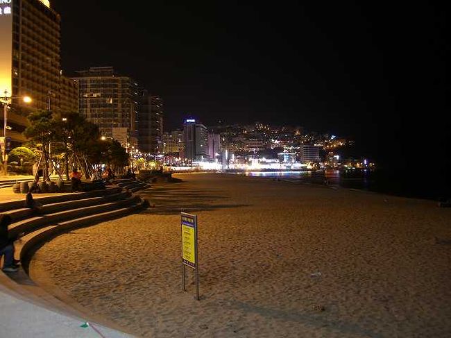23:50　そろそろ日も変わりますが・・・<br /><br /><br />海雲台（ヘウンデ／Haeundae）ビーチ北側の夜景です。<br />こうしてみるとあまり人が見えませんが、実は結構この後ろ側が賑やかだったりします。