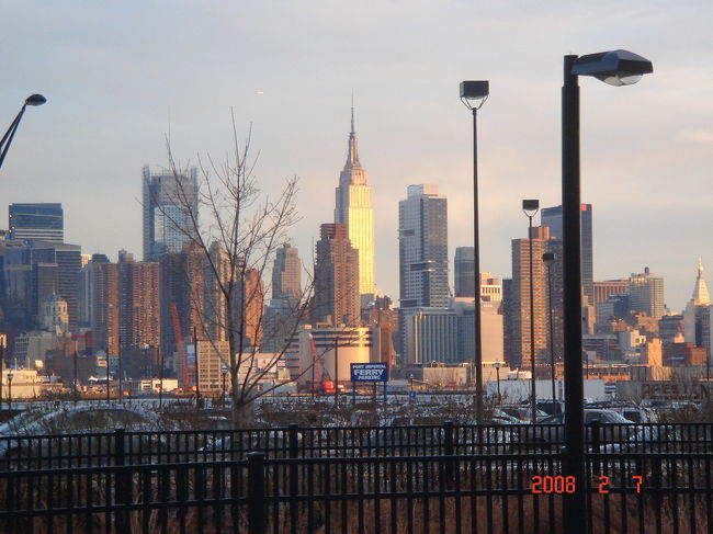 　西39丁目の「ピア79」からフェリー（NY WATERWAY）に乗船。ハドソン川を渡り、対岸の「ポート・インペリアル」で下船。ニュージャージー側から夕陽に輝くマンハッタンのビル群を眺めました。<br /><br />　西陽を受けて黄金色に輝くエンパイア･ステート･ビル。16:58撮影。