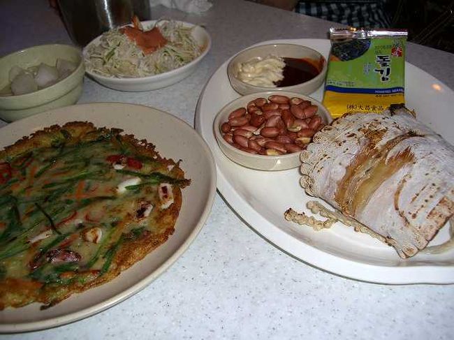 0:10　今日の締めくくり<br /><br /><br />結局飲み直しに入ったチキン屋？で。<br />スルメがW8,000？ちょっと高かったな〜 <br /><br />・・・ってなわけで、ようやく１日目の旅行記が終了しました。 <br /><br /><br />＜Part5：鉄道移動・ムグンファ号編＞に続く<br />http://4travel.jp/traveler/jyshp/album/10224532/