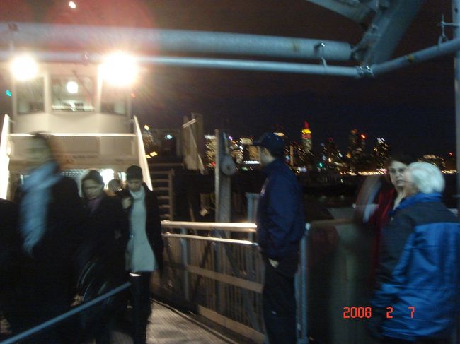 　対岸までの所要時間は10分、運賃は片道7.5ドルです。17:57撮影。<br />　ピア79から57丁目までは「NY WATERWAY」のバスが無料で送迎運行してくれます。