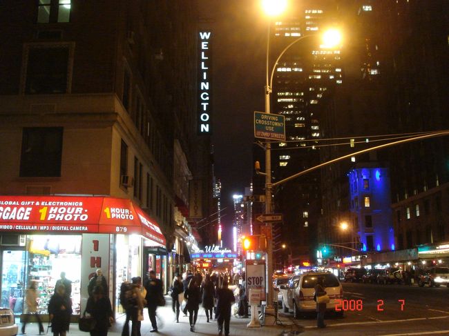 　57丁目の近くでバスを降りて、ぶらぶら歩いてホテル（55丁目7番街）まで帰ってきました。18:25撮影。