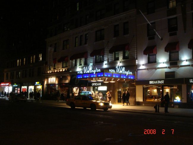 　ウェリントン･ホテル。なかなか感じの良いホテルです。通りを挟んだ隣り（ワン･ブロック北）は「カーネギー･ホール」で、部屋の窓からホールの建物が見えました。18:28撮影。