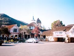 San Luis Obispoに到着。ようやく遅い昼食をMadonna Inn で、モントレーから144miに5時間もかかってしまった。

どはでなマドンナイン!　わが国にあるラブホ似の建物!!　泊まってみたかったが、宿賃は結構する。