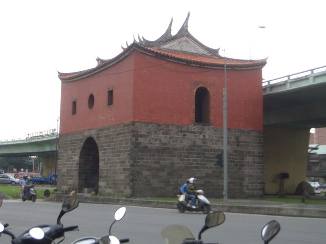 北門<br /><br />隣は道路です。