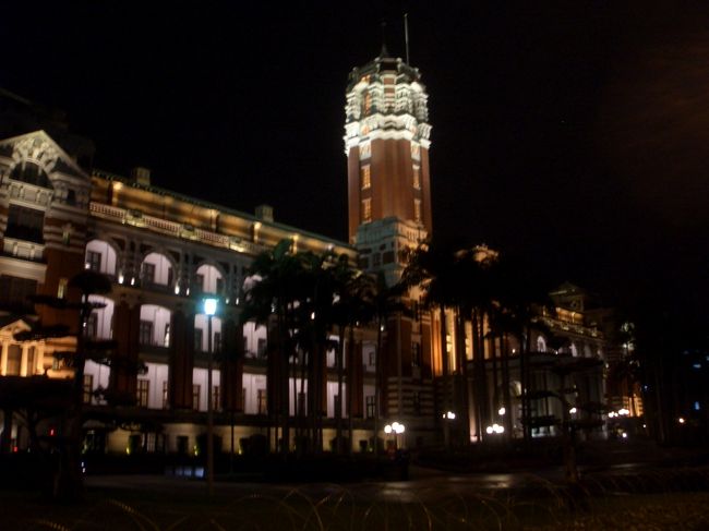 西門町からそんなに遠くないので政府関係の多い地区にも行きました。<br /><br />ライトアップされた総統府です。