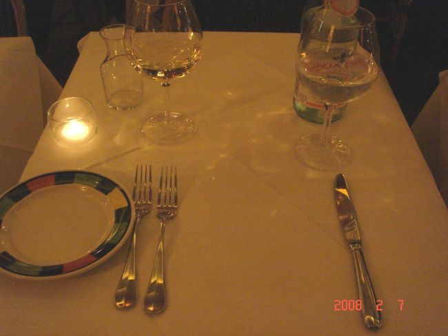 　「レッドアイ・グリル」のテーブル･セッティング。料理への期待が亢まります。19:41撮影。