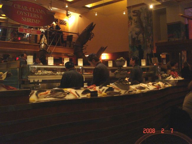 　シーフードの新鮮さと清潔さを強調するレイアウト。19:41撮影。