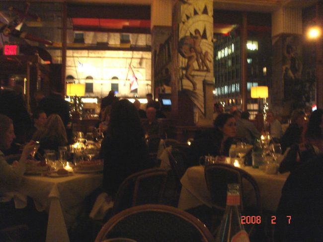 　観光客や常連客で賑わう店内。照明はやや暗い。19:42撮影。<br /><br />　夜はジャズの生演奏が楽しめると書いてあったのに、この日、音楽は聞こえてきませんでした。