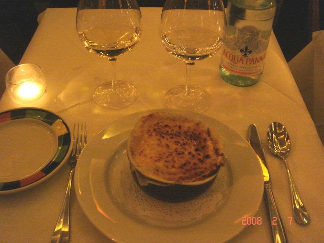 　伯爵の好物オニオン･スープ。19:45撮影。<br />　<br />　塩味が濃いです。残しました。グラスワインのソーヴィニヨン・ブランは美味しかったです。<br />　<br />　メインディッシュのアメリカン･クラブ（1/2）を夢中で食べた後、写真を撮っていなかったことに気付く。<br /><br />　伯爵は料理を目の前にすると、心神耗弱状態に陥るようです…f^_^;<br /><br />　隣のテーブルの陽気なヤンキー娘2人連れから話しかけられてペースを狂わされた（動揺した）のも一因かと。<br />　まだまだ修行の足りない伯爵なのです。