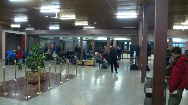 カトマンドゥ・国内線の空港ロビー。<br />6時から3時間半以上霧による遅延の為遊覧飛行の出発を待つ。<br />空港なのに空調がなく寒かった。<br />