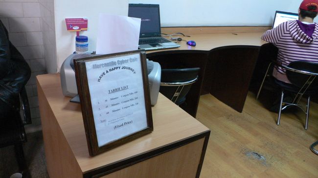 空港内のネットカフェ。<br />30分・180ルピー。<br />45分・260ルピー。<br />1時間・360ルピー。<br />