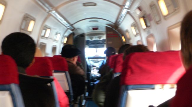 飛行機内の様子。<br />遊覧飛行の場合、行きの展望の良いのは左側で帰りは右側。<br />CAが一人乗り込み、乗客一人一人に事前に配られた山の地図を元に山の方角を示しに回ってくれた。<br />国内線はフリーシートだが、遊覧飛行は座席指定だった。<br />