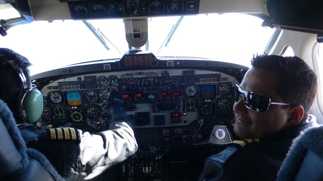 コックピット内の様子。<br />パイロットの人が振向いてくれた。<br />