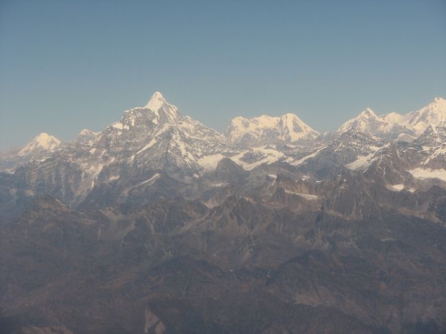 遊覧飛行の飛行機の中より見えるエベレストとローチェ 