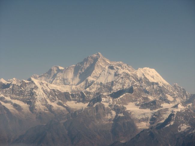遊覧飛行の飛行機の中より見えるマカルー（近影） 