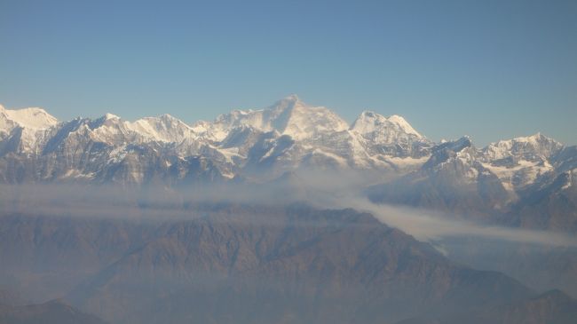 遊覧飛行の飛行機の中より見えるエベレスト山群
