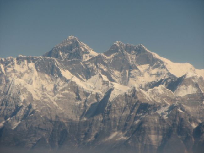 遊覧飛行の飛行機の中より見えるエベレストとローツェ 