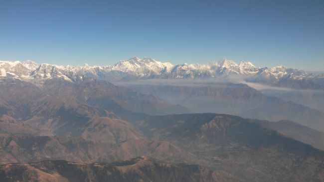 遊覧飛行の飛行機の中より見えるエベレスト山群。<br />CHO-OYO(8201m)。<br />GYACHUNGKANG(7652m)。<br />PUMOKI(7161m)。<br />NUPTSE(7855m)。<br />SAGARMATHA(EVEREST・8848m)。<br />LHOTSE(8516m)。<br />