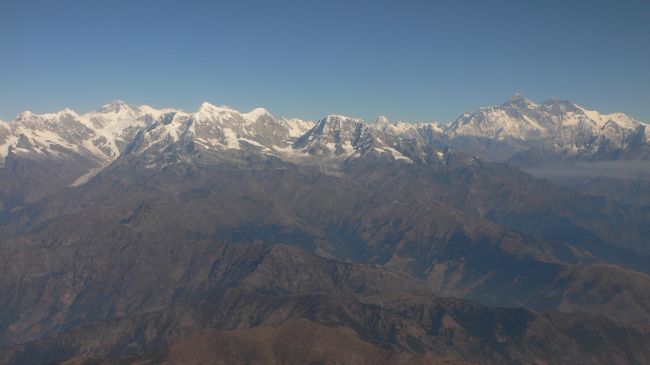 遊覧飛行の飛行機の中より見えるエベレスト山群。<br />CHO-OYO(8201m)。<br />GYACHUNGKANG(7652m)。<br />PUMOKI(7161m)。<br />NUPTSE(7855m)。<br />SAGARMATHA(EVEREST・8848m)。<br />LHOTSE(8516m)。<br />