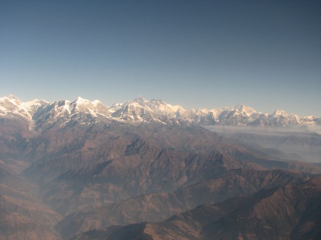 遊覧飛行の飛行機の中より見えるエベレスト山群。<br />CHO-OYO(8201m)。<br />GYACHUNGKANG(7652m)。<br />PUMOKI(7161m)。<br />NUPTSE(7855m)。<br />SAGARMATHA(EVEREST・8848m)。<br />LHOTSE(8516m)。<br />MAKALU(8463m)。<br />