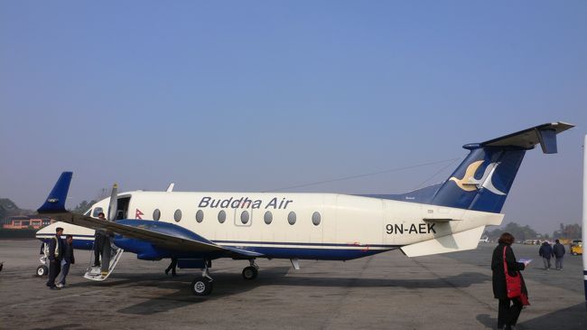 遊覧飛行に使用した飛行機。<br />遊覧飛行は1時間程の飛行の後、11時前に終了した。<br />この後は国内線になる。<br />私達はこの後、Buddha Airのトランジット扱いで到着後30分以内にうまくポカラ行きに乗り継げた。<br />