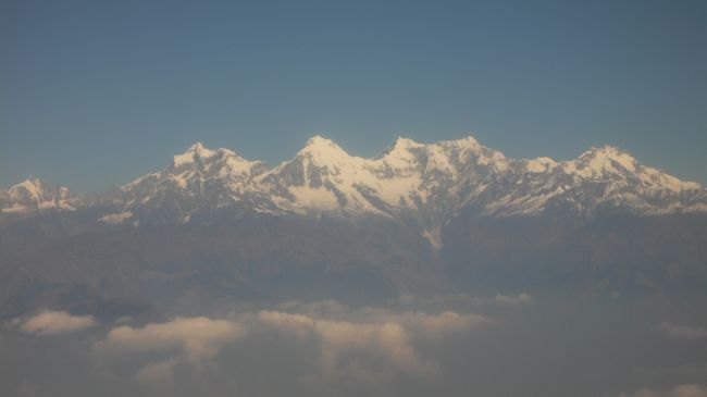 ポカラ行きの飛行機より見えたヒマラヤの山々。<br />マナスル等が見えているらしい？ 