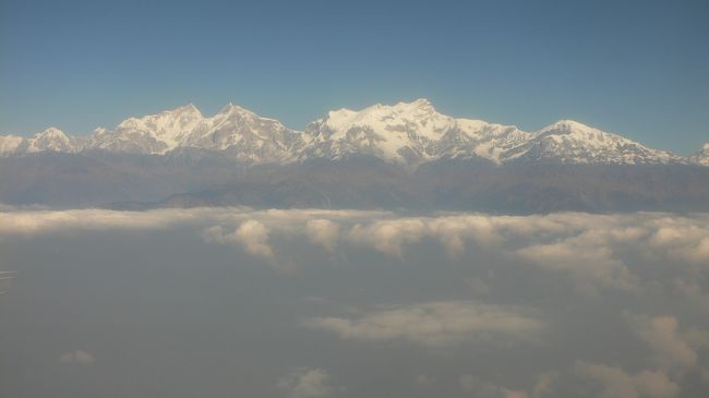 ポカラ行きの飛行機の中から見えたヒマラヤの山々。<br />
