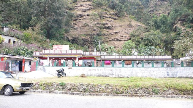 Phedi（フェディ）のホテル・レストラン。<br />ここで昼食を取った。<br />ここからABCトレッキングを始めた。<br />