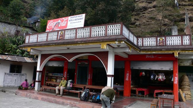 ABCトレッキングの最初の食事をしたフェディのホテル・レストラン。<br />