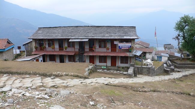 ABCトレッキング初日のDhampus（ダンプス・1650m）の宿。<br />ホテル・サクラ＆レストラン。<br />サクラは日本語の桜のこと。<br />サクラを名前に付けたのには特に大きな意味はないとのこと。<br />ダンプスは広く、またいくつか分かれ道がある為、先を歩いていたポーターさんを見失いガイドさんが探しに行く間このゲストハウスの前で待っていたらそのまま宿はここに決まった。<br />