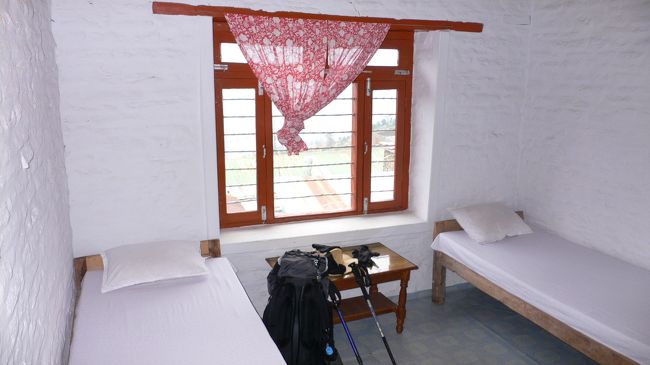 ABCトレッキング初日のDhampus（ダンプス）の宿。<br />ホテル・サクラ＆レストランの部屋内部。<br />どこの宿も似たり寄ったりで、隣との壁はベニヤ板一枚程度で非常にうすく隣の会話は筒抜け。<br />江戸時代の長屋的？ この日の宿泊者は私達だけだったので比較的くつろげた。<br />この日は曇りだった為、ソーラーシステムのシャワーは使用できず。<br />