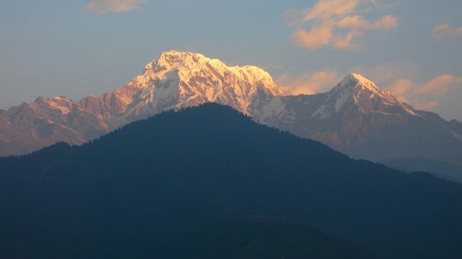 朝焼けするアンナプルナ・サウス。<br />(7:00) 