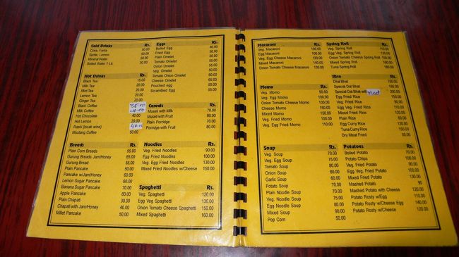 外国人向けメニュー。<br />内容はどこも似たり寄ったり。<br />ただ、標高があがるとだんだん値段が上がっていく。<br />料理の味付けなどは宿により様々だった。<br />このころの私の昼食・夕食のお気に入りはMOMOだった。<br />後半は朝食はコーンブレッドが、昼食・夕食はフライドライスがお気に入りだった。<br />