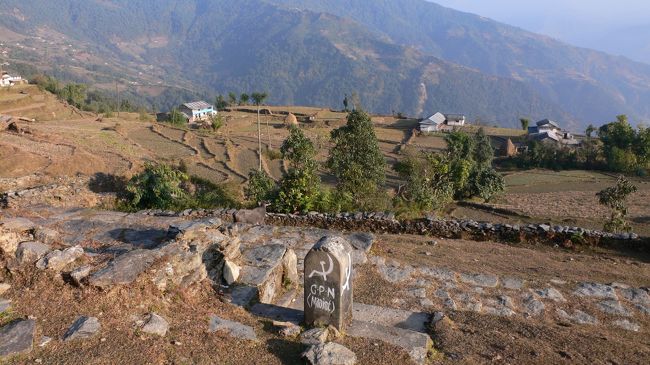 ダンプスで見かけたマオイストの印。<br />
