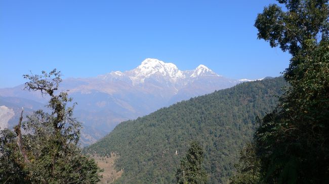 青空に映えるアンナプルナ･サウスとヒウンチュリ 