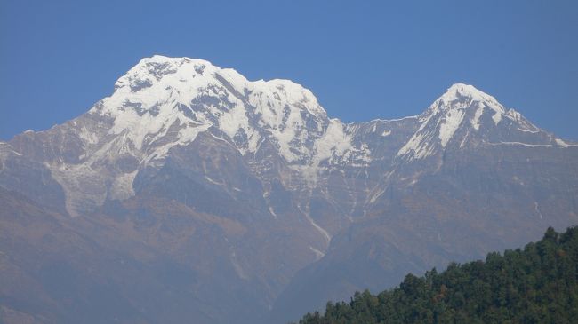 デオラリとトルカの途中から見えたアンナプルナ･サウスとヒウンチュリ。<br />