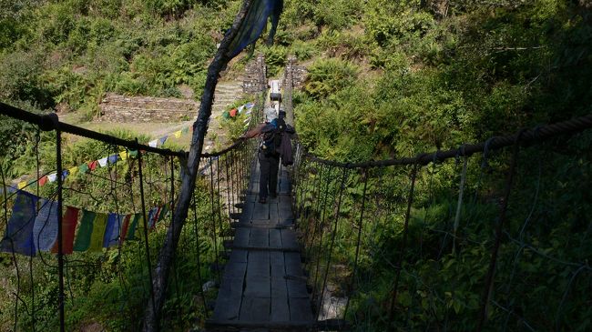 別な意味でかったりするつり橋。<br />ネパールではメンテナンス関係が怖い。<br />