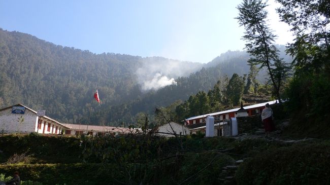 至るところで焚き火の煙が･･･。<br />分別なしに燃やすから環境破壊が心配。<br />