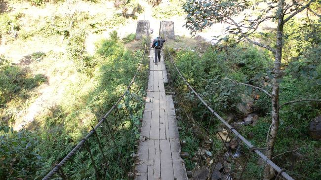 トルカを出発してすぐのところでつり橋を渡る。<br />橋の途中で板が欠けているところも。<br />