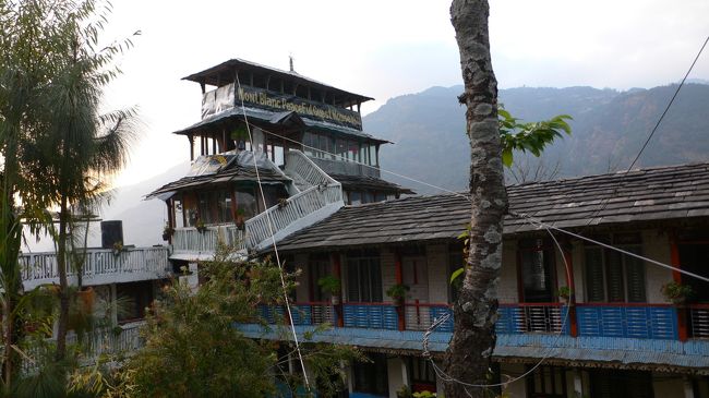 Landrung（ランドルン・1640m地点）で泊まったゲストハウス。<br />Mont Branc Peaceful Guest House。<br />雑に建て増したような建物はおんぼろでまるでハウルの動く城のようだった。<br />地震が来たら一撃で・・・。<br />