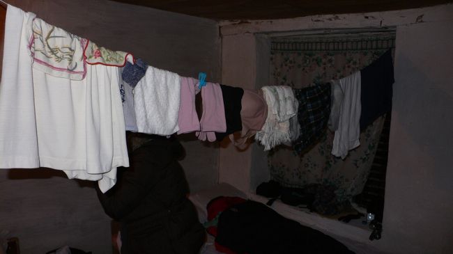 洗濯大会。<br />この日はソーラーシャワーが利用可能で、宿の女性の許可もありシャワーのお湯で洗濯ができたので洗濯大会となった。<br />