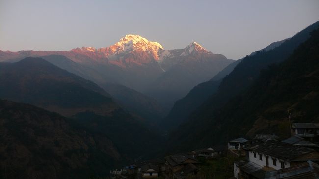 ランドルンから見えたアンナプルナ・サウスとヒウンチュリの朝焼け(7:00) 