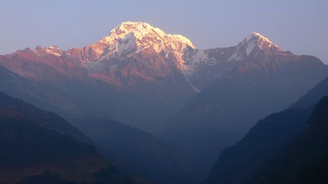 ランドルンから見えたアンナプルナ・サウスとヒウンチュリの朝焼け(近影）(7:00) 