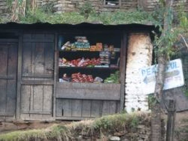 ランドルンの宿の前にあったお店屋さん。<br />トレイルでは見かけるようなお店。<br />