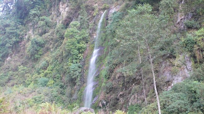 ヒマルパニに流れる滝