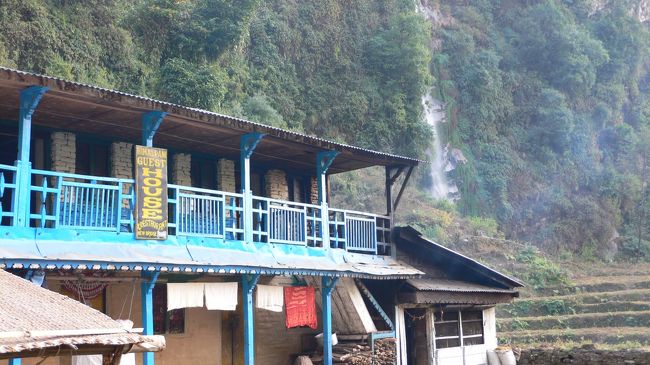 Himalpani（ヒマルパニ）で小休止。<br />ヒマルは山でパニは水という意味だとか。<br />このゲストハウスの横には滝があったのでパニはそのことか？ 