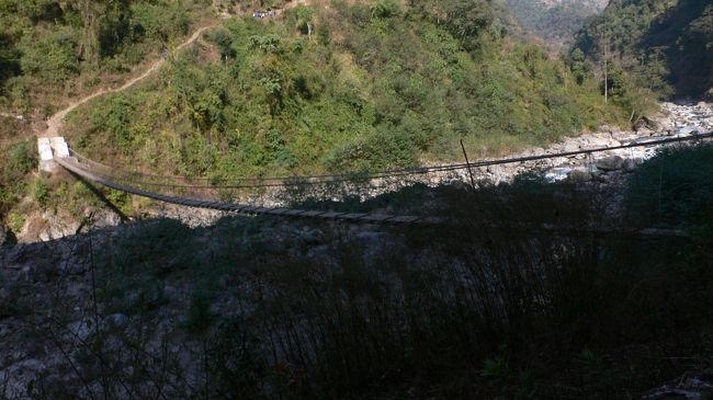 Modi　Khola（モディコーラ）にかかる長い橋。<br />