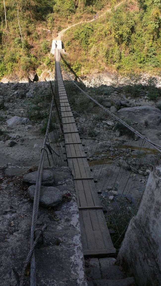 Modi　Khola（モディコーラ）にかかる長い橋。<br />この日は2度ほど長いつり橋を渡った。<br />