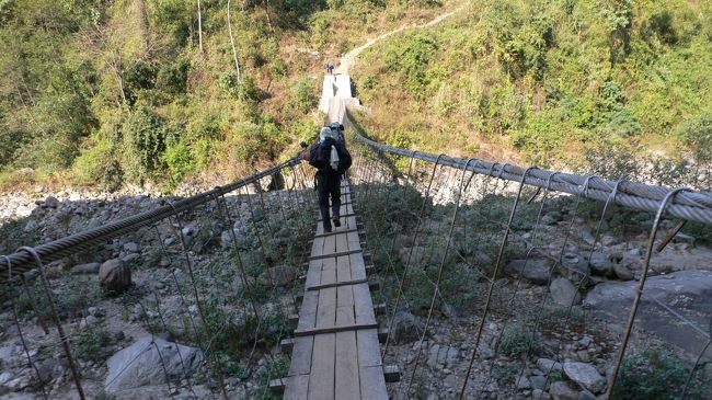 Modi　Khola（モディコーラ）にかかる長いつり橋を渡る。<br />New　Bridge(ニュー･ブリッジ・1340m）方面へ向かう。<br />