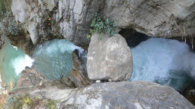 Modi　Khola（モディコーラ）沿いを歩く。<br />